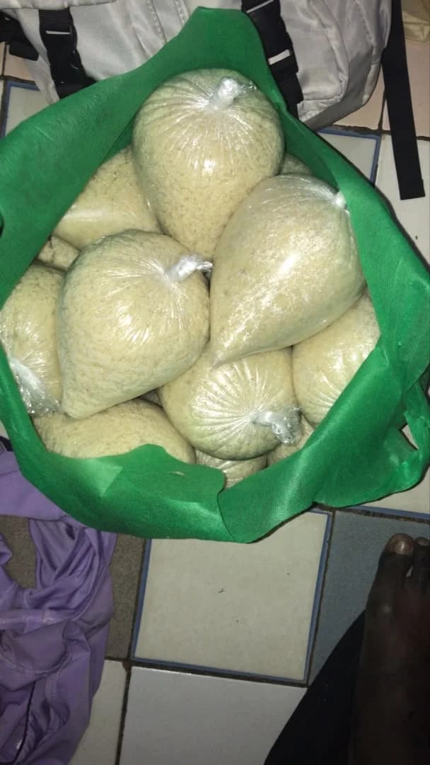 Vente d’attiéké frais en sachet de 1 kg à Libreville